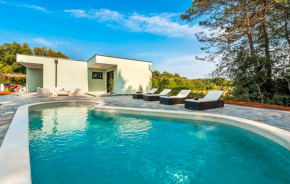 2 Bedroom Awesome Home In Rovinj